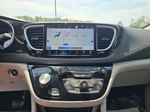 Used 2023 Chrysler Pacifica Limited w/ Uconnect Theater Family Group AWD/4WD image 27