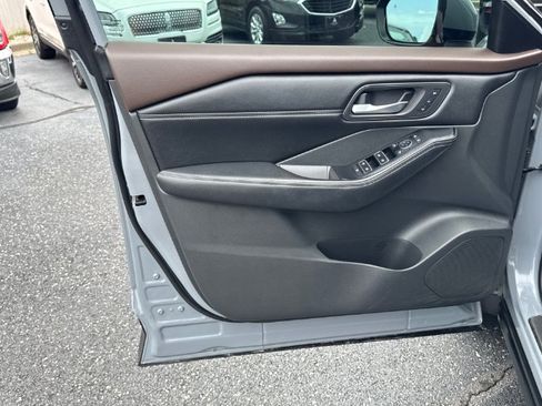 Used 2022 Nissan Rogue SL w/ SL Premium Package AWD/4WD image 16