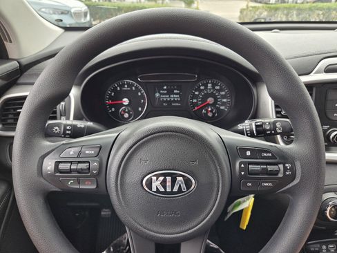Used 2017 Kia Sorento L image 24
