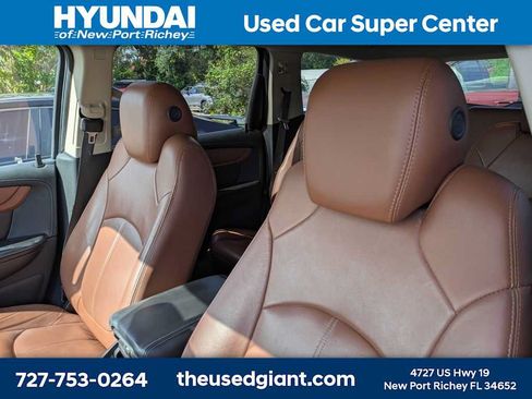 Used 2016 Chevrolet Traverse LT FWD image 2