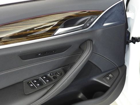 Used 2022 BMW 530i w/ Convenience Package image 12