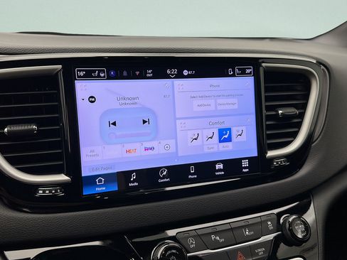 Used 2025 Chrysler Pacifica Select FWD image 17