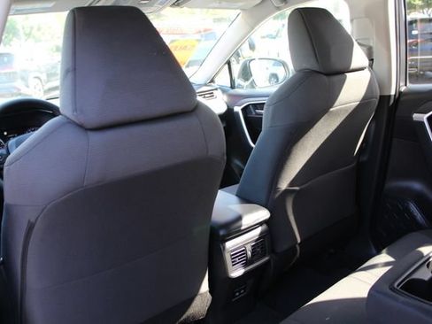 Certified 2022 Toyota RAV4 XLE FWD image 32