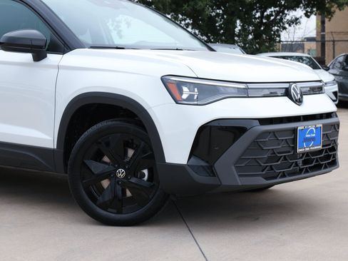 New 2026 Volkswagen Taos SE image 2
