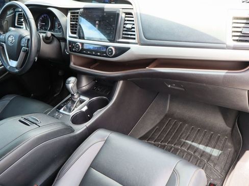 Used 2019 Toyota Highlander XLE FWD image 31