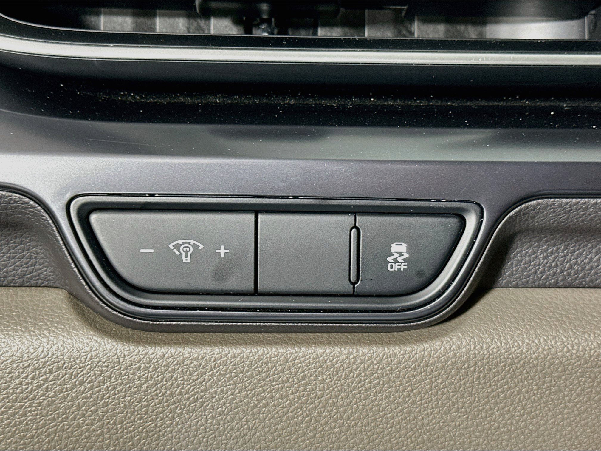 Used 2025 Kia Carnival FWD image 17