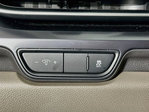 Used 2025 Kia Carnival FWD image 17
