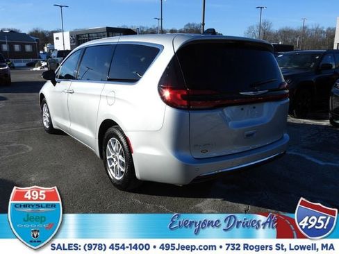 Used 2024 Chrysler Pacifica Touring-L image 3
