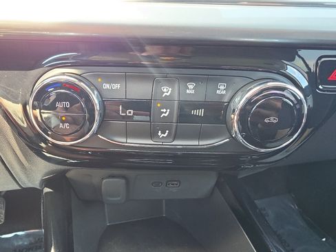 Used 2025 Chevrolet Trax LT FWD image 23