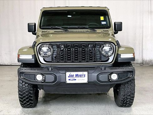 Used 2025 Jeep Gladiator Sport AWD/4WD image 3