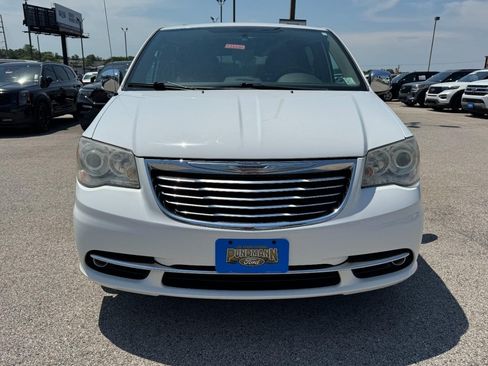 Used 2014 Chrysler Town & Country Limited w/ Luxury Group FWD image 9