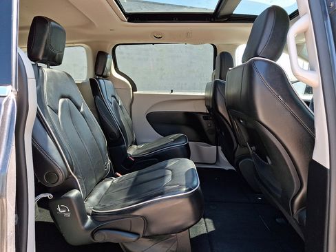 Used 2023 Chrysler Pacifica Limited FWD image 13
