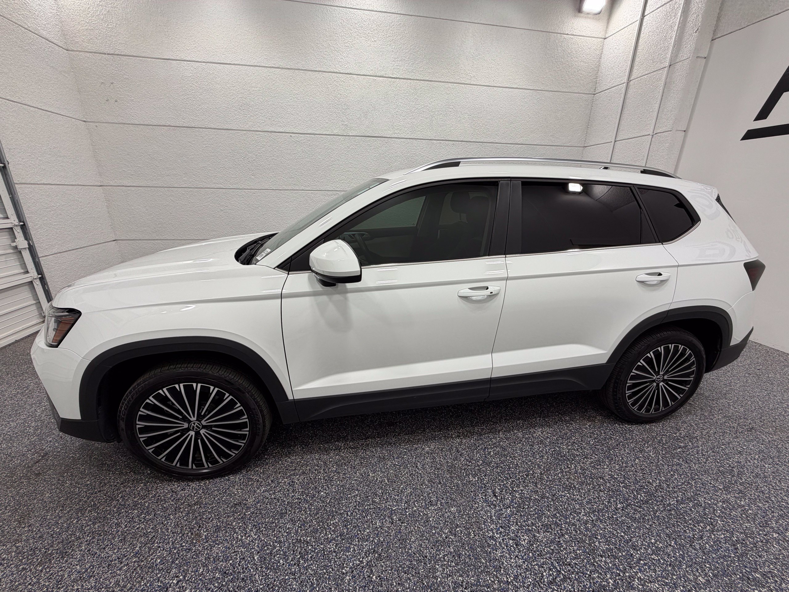 Certified 2025 Volkswagen Taos SE FWD image 2