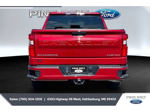 Used 2020 Chevrolet Silverado 1500 Custom w/ Custom Value Package AWD/4WD image 4