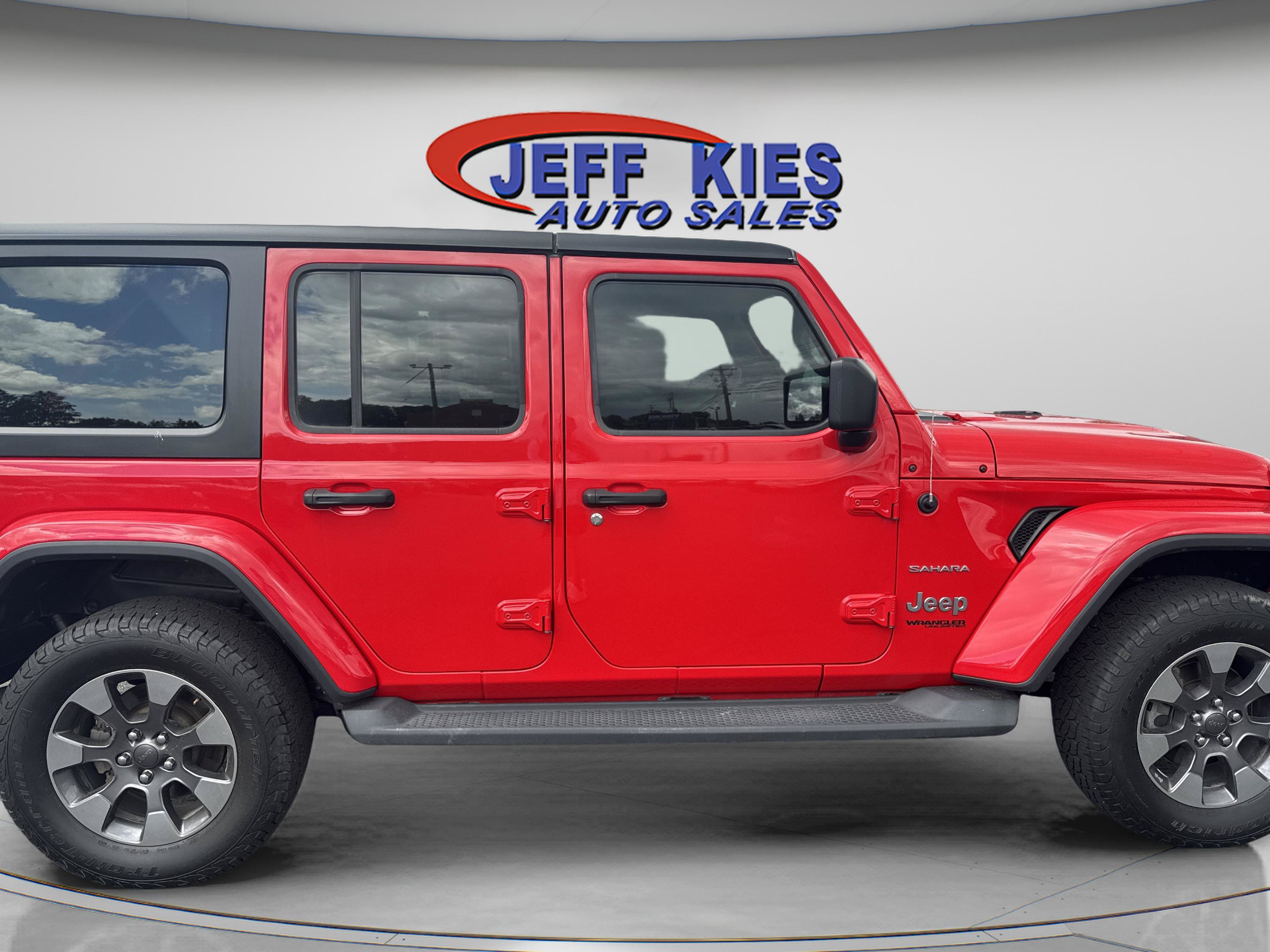 Used 2018 Jeep Wrangler Unlimited Sahara w/ LED Lighting Group AWD/4WD image 4