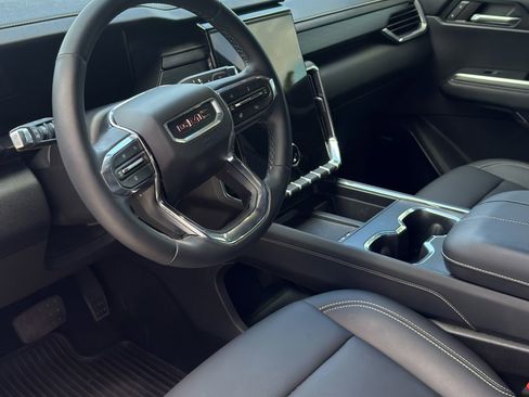 Used 2024 GMC Acadia Elevation image 17