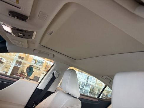 Used 2024 Lexus ES 300h w/ Technology Package image 3