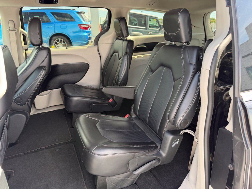 Used 2024 Chrysler Pacifica Touring-L FWD image 13