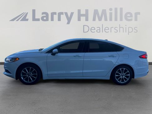 Used 2017 Ford Fusion SE w/ Fusion SE Technology Package image 2