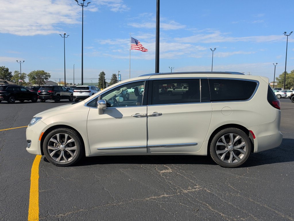 Used 2019 Chrysler Pacifica Limited w/ Tire & Wheel Group FWD image 2