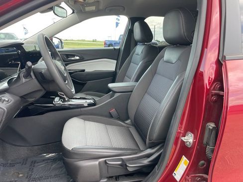 Used 2025 Chevrolet Trax LT FWD image 7