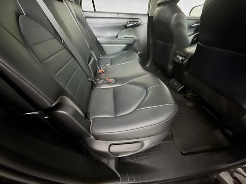 Certified 2022 Toyota Highlander XLE image 28