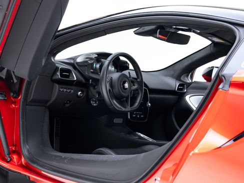 Used 2024 McLaren Artura RWD image 2