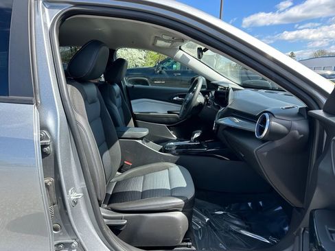 Used 2025 Chevrolet Trax LT FWD image 18