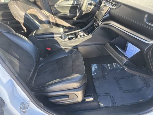 Used 2023 Jeep Grand Cherokee L Laredo image 25