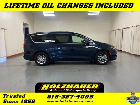 Used 2021 Chrysler Pacifica Touring FWD image 1