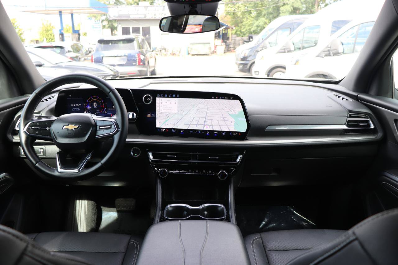 Used 2025 Chevrolet Traverse LT FWD image 18