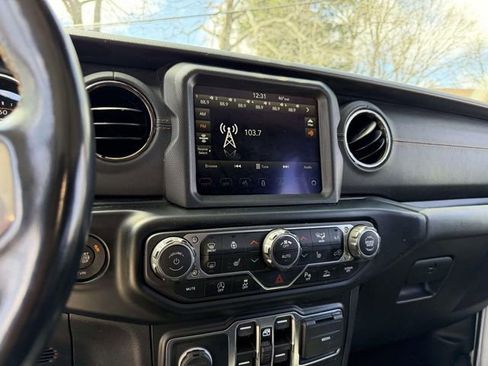 Used 2022 Jeep Wrangler Unlimited Sahara AWD/4WD image 29