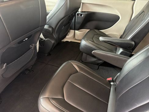 Used 2023 Chrysler Pacifica Touring-L FWD image 12