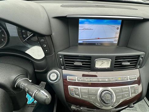 Used 2017 INFINITI Q70 L 3.7 image 18