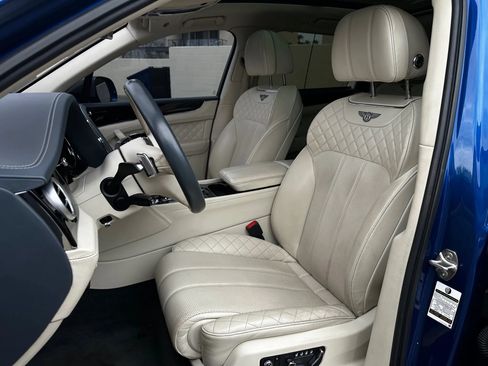 Used 2017 Bentley Bentayga AWD/4WD image 16