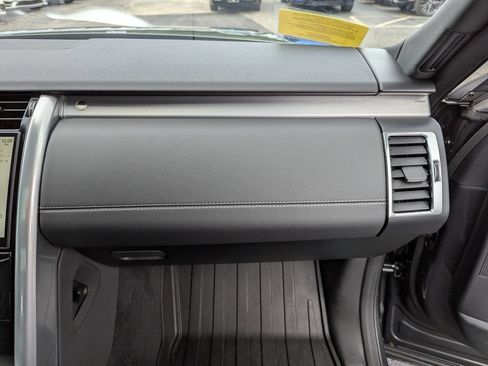 Used 2025 Land Rover Discovery Dynamic SE AWD/4WD image 32