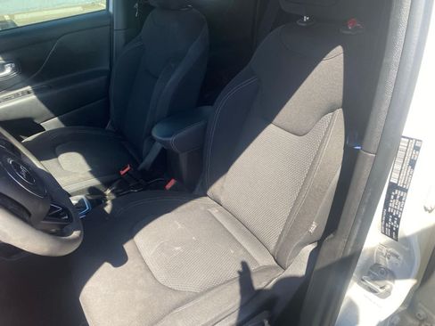 Used 2022 Jeep Renegade Altitude AWD/4WD image 11