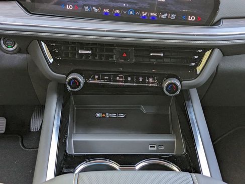 New 2025 Chevrolet Suburban Premier image 20