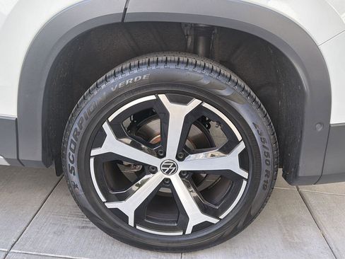 Certified 2025 Volkswagen Tiguan SE w/ Panoramic Sunroof Package image 12