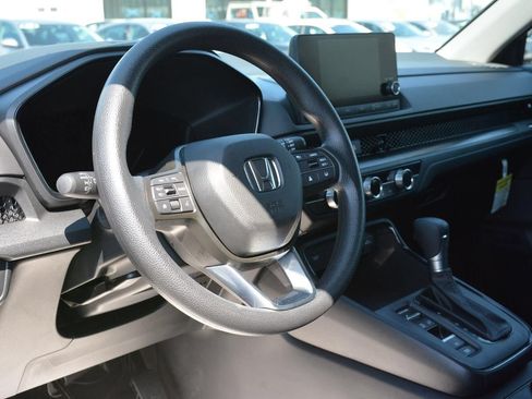 Used 2025 Honda CR-V LX image 9