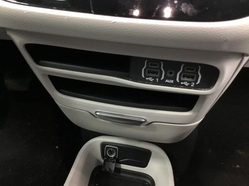 Used 2023 Chrysler Pacifica Touring-L image 23