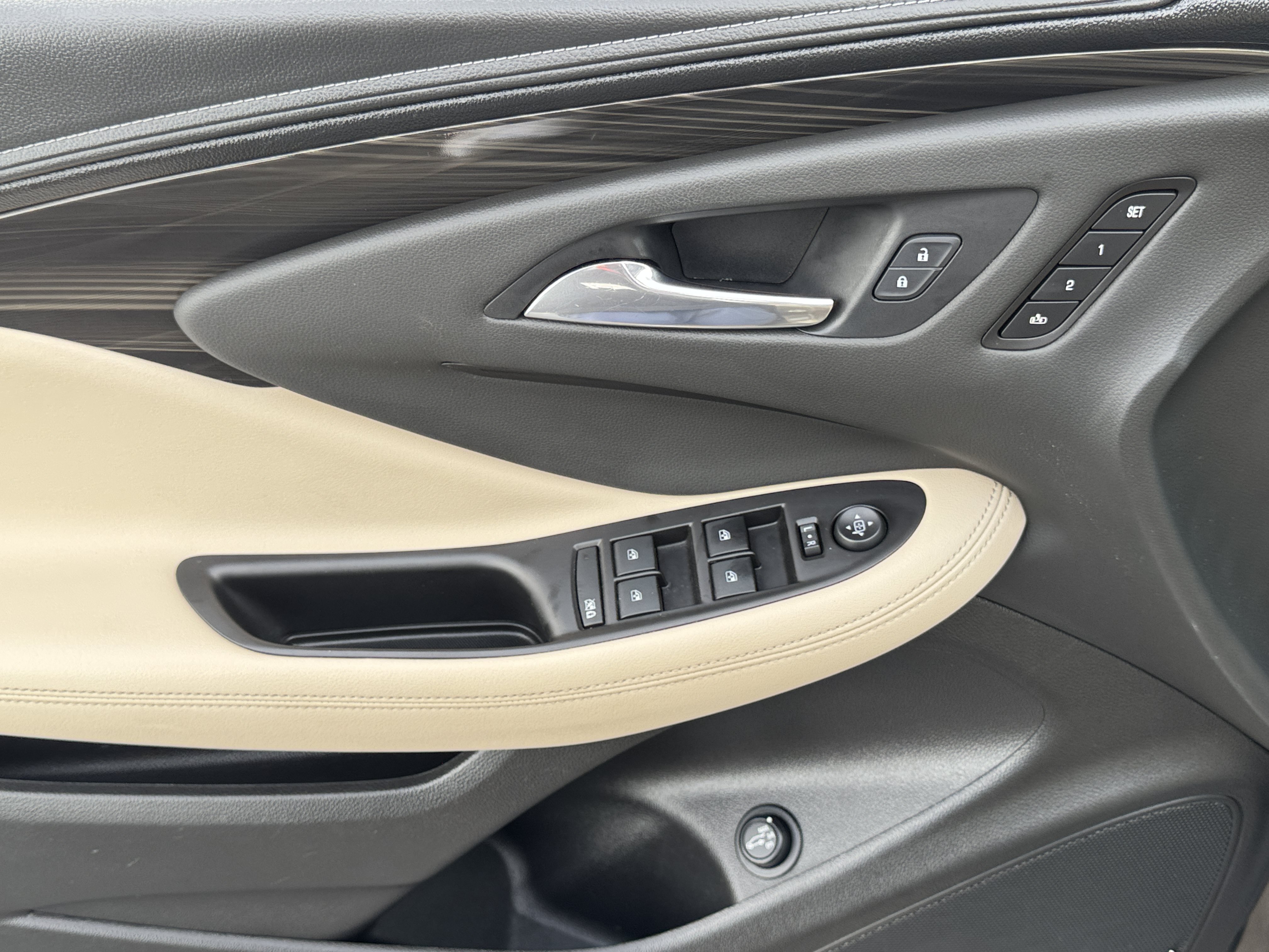 Used 2019 Buick Envision Premium AWD/4WD image 21
