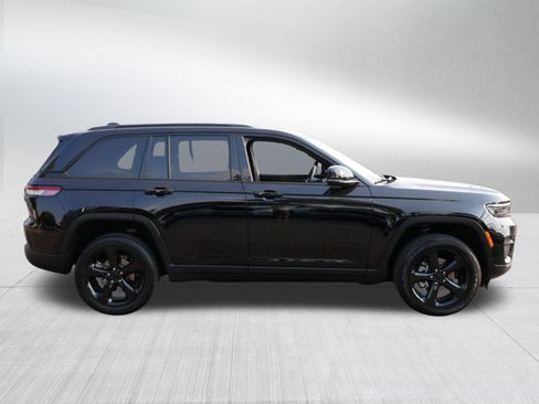 Used 2023 Jeep Grand Cherokee Altitude AWD/4WD image 8