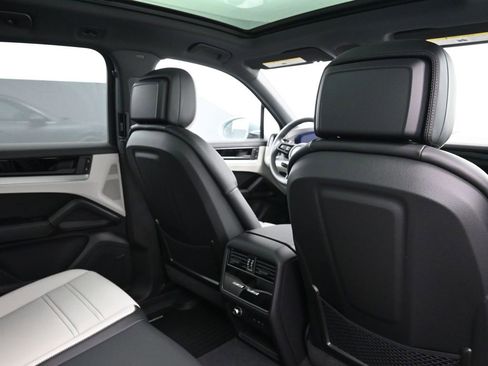Used 2025 Porsche Cayenne image 7