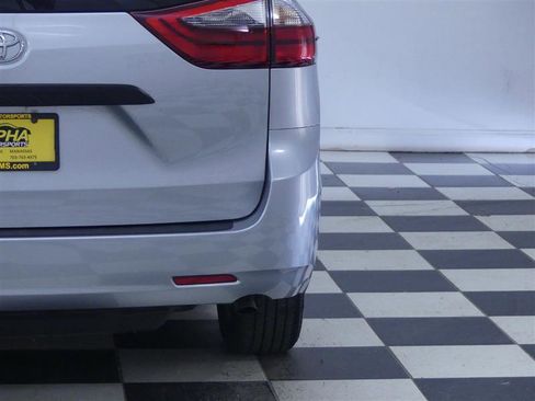 Used 2020 Toyota Sienna L FWD image 27