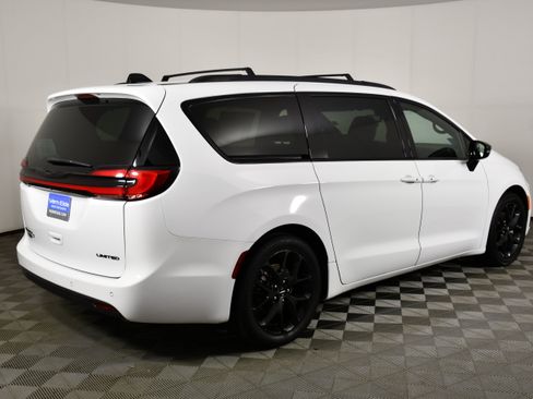 Used 2025 Chrysler Pacifica Limited FWD image 6