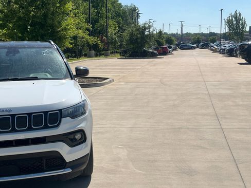 Used 2022 Jeep Compass Limited AWD/4WD image 3