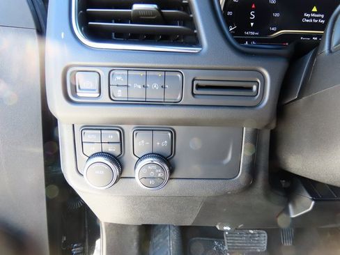 Used 2023 GMC Yukon SLT image 32