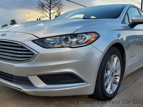 Used 2017 Ford Fusion SE image 2