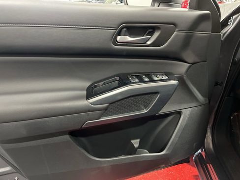 Used 2025 Nissan Pathfinder SL image 21